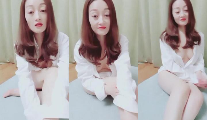 口活不错的白嫩美少妇宝宝心安吃完鸡巴被炮友后人式啪啪