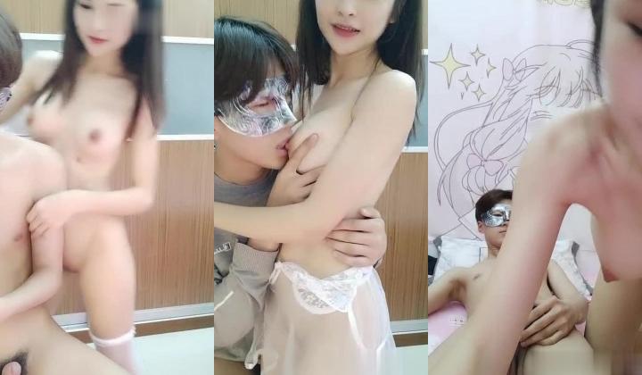 【苏苏跟闺蜜约弟弟】软萌乖巧的小仙女跟小帅哥啪啪，娇小玲珑粉嫩美乳，被小伙搞了半个小时妹子爽得很