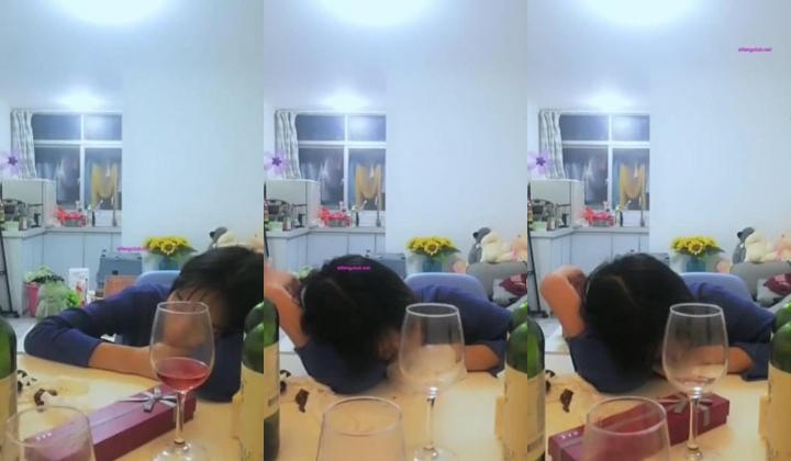 白嫩漂亮的美女小姨子失恋后借酒消愁,睡觉时被姐夫脱掉内裤啪啪,刚干几下就醒了,反抗没用后顺从享受