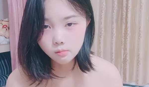 学生妹，【会所话的猫】，粉嘟嘟，无套啪啪，阴毛都没几根已经这么浪