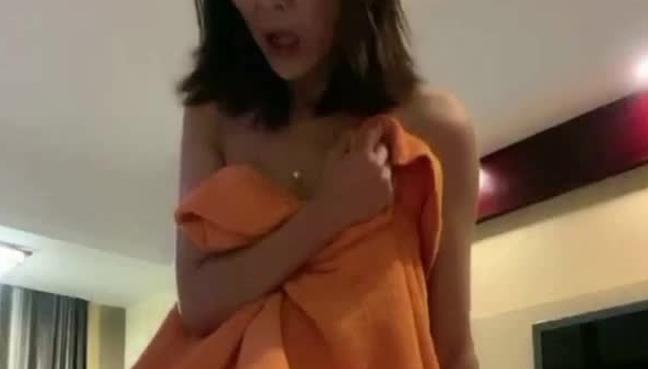 泡良大神推荐，【户外王子】，高颜值学生妹，身材超极品，约到家中尽情享用少女的美好，口交啪啪