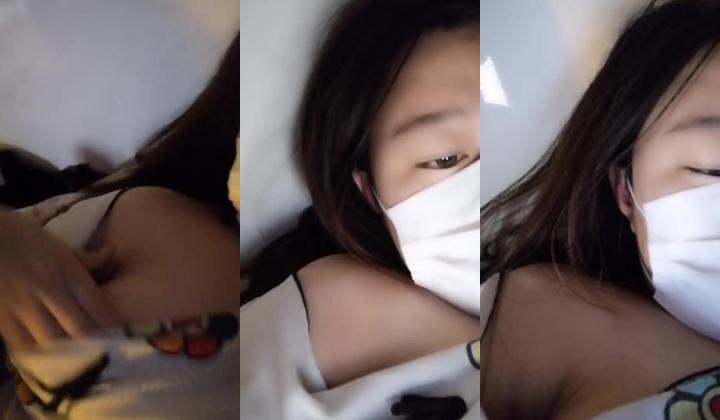 【在学校水多多】，学生妹找到了赚钱新途径，宿舍抠逼，跳蛋高频水汪汪刺激