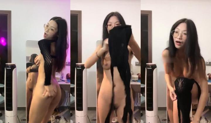 极品反差大学生，日赚过万，为了money也是拼了，【跳跳蛇】。咪咪发育的最棒，从宿舍到酒店，处处