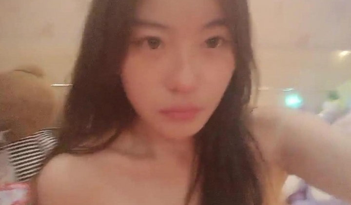 05年大学生下海，温柔内向，年底的精品美女不少，【一天八顿饭】，年轻就是嫩，家里面尽情展示，极品尤物！