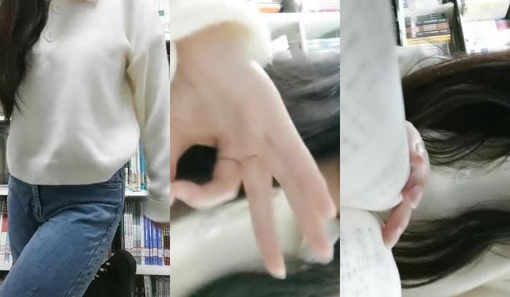 文艺委员 大学生小美 。牛仔女郎，图书馆，自习进修，逼里塞跳蛋，无心学习，震得太爽了，躲到厕所释
