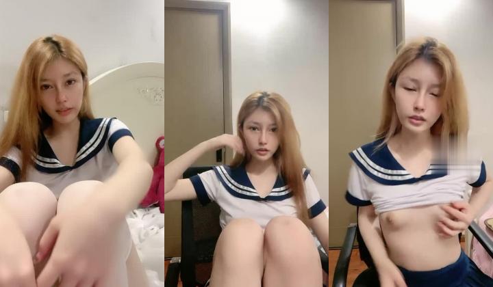 初下海网红美女！学生情趣装制服！白皙皮肤丝袜美腿，半脱下翘起美臀，无毛肥唇美穴