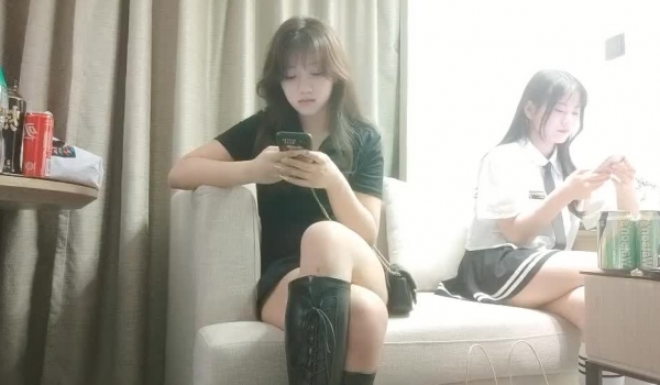 沈先生 招来两个年轻妹子玩双飞 把俩妹子操的哼哼唧唧