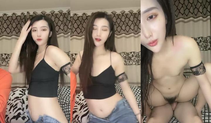 东北网红女神极品肥臀，胸有有点小激情啪啪，骑在身上磨蹭脱掉内裤，主动套弄抽插美臀，插得小逼水声哗