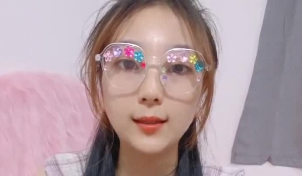 新人下海~【小甜舔】戴着眼镜的学生妹！超美胸！超想舔她，眼镜妹就是看着过瘾