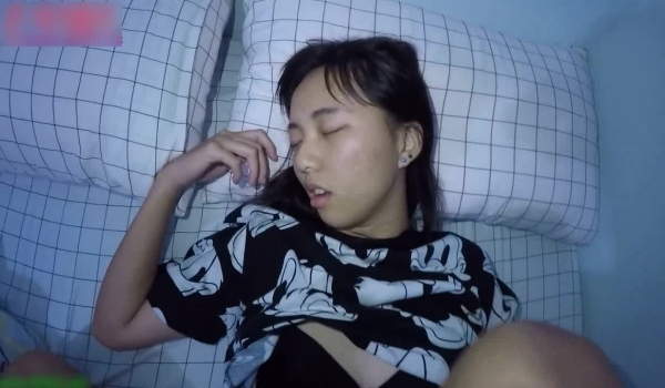 气质漂亮的大学美女被闺蜜男友吃饭时故意灌醉后以送她回去为由带到家里侵犯,近距离爆插拍摄.720P