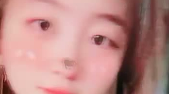 温州小萝莉为赚钱超嫩学生妹下海，扎着两个小辫子，撩起衣服露贫乳，半脱下裤子掰穴特写，小逼超级粉嫩
