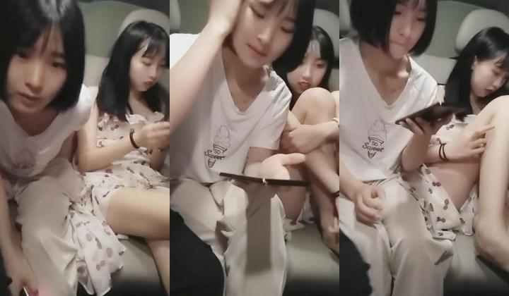 漂亮两个萝莉妹子和同一个炮友 轮流在车里啪啪 一个长发一个短发 都很漂亮