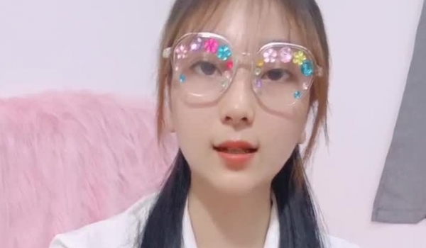 新人下海~【小甜舔】戴着眼镜的学生妹！超美胸！超想舔她，眼镜妹就是看着过瘾