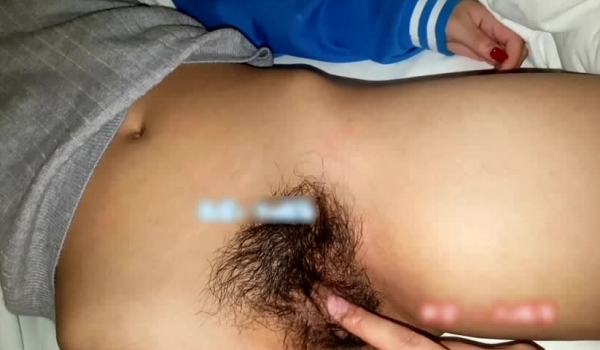 清纯秀气的学生妹喝醉后被同学带到宾馆脱光衣服慢慢蹂躏,没想到毛毛那么旺盛,发育的真好,奶子又白又