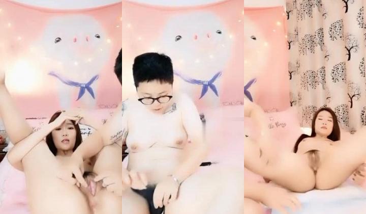 高颜值小姐姐和假小子胖胖双女秀 舔逼 互吃奶子 手指抠逼 假JJ插逼震动阴蒂 叫声淫荡非常精彩