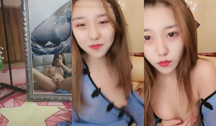 颜值不错粉奶粉逼妹子诱惑秀 情趣透视装对着镜子自摸沙发翘屁股漏粉逼 很是诱惑不要错过
