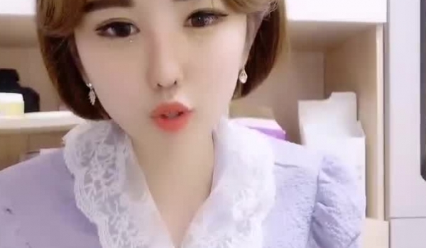 韩老师奶子太小戴上义乳开档黑丝喷水秀，镜头前扭动屁股露肥逼，翘起双腿手指摸逼，掰穴扣弄喷尿再垃圾桶里