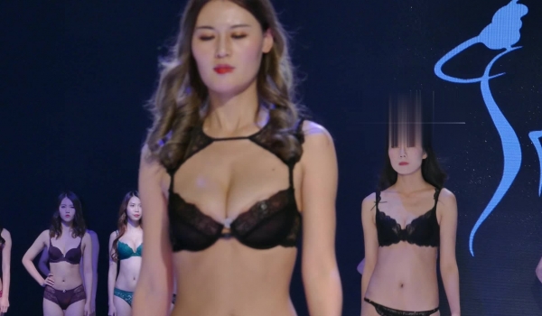 九头身模特T台秀 T裤穿反彻底歪了这跟没穿衣服有什么差别