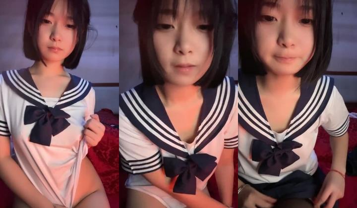 清纯美少女刚下海！JK装卡哇伊！难得大尺寸秀，翘起美臀拨开丁字裤，一线天超肥美穴