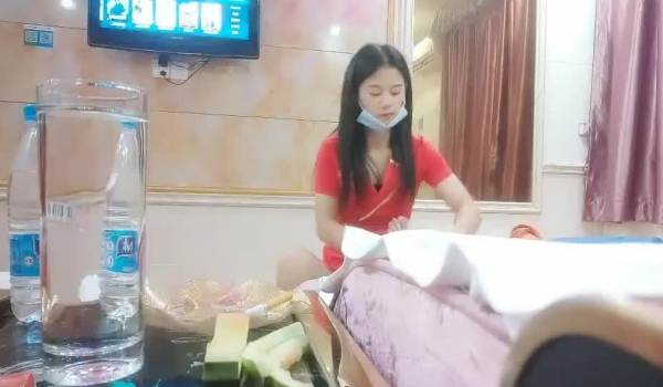 一代炮王，完整版未流出，【山鸡岁月】，新来的小妹很合胃口，苗条白嫩，约到酒店好好操一番