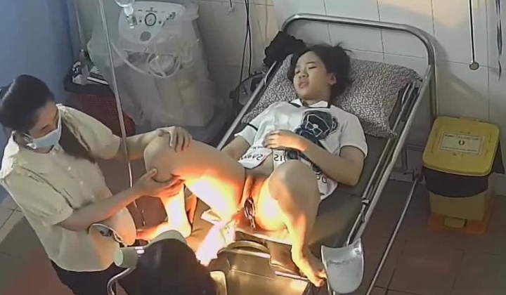 仁爱医院监控破解 真实记录姐姐陪着妹妹 来做阴道内窥镜检查