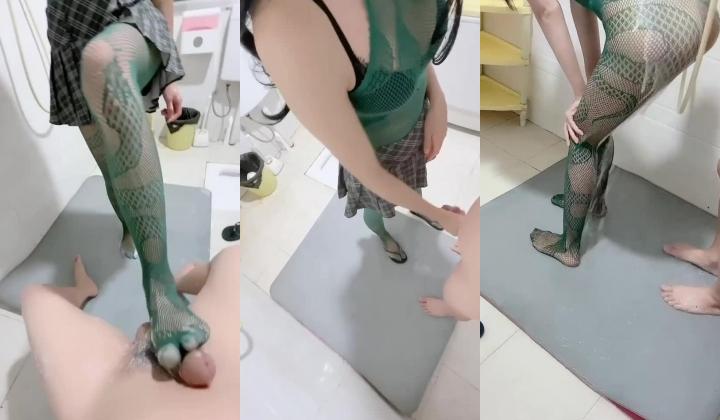 极品乱伦『小姨子的秘密』小姨子厕所洗瑜伽垫 勾引姐夫洗鸳鸯浴 瑜伽垫上操逼内射！
