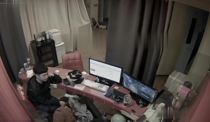 黑客破解网络摄像头偷拍 ️貌似小宾馆值班监控室值班人员在里面泡妞做爱