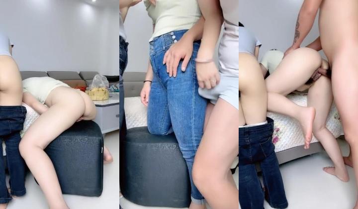 约操小骚货，家中直接开搞，脱掉裤子掏出鸡巴，一顿疯狂后入输出！