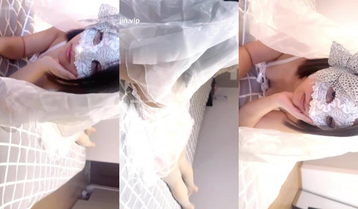 【少女时代】，19岁无毛少女，极品美乳让人爱不释手，第一次被插入，紧张的不知如何是好！