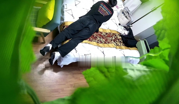 最新酒店高清偷拍！公主裙有点小姿色的邻家型女孩！男友舔了一会逼，就后入了 很快很快就缴枪