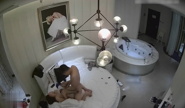 360监控偷拍 一脸猥琐的小伙买来情趣女仆服装 让美少妇换上连干两炮