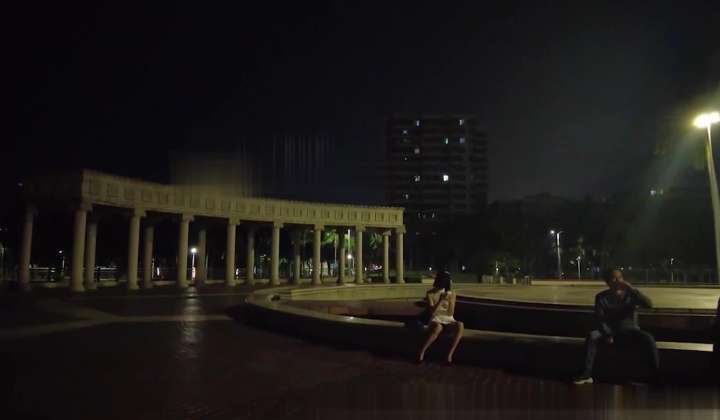 天花板露出狂人御姐【cikaimoon】9月26日作品流出，真空超短裙坐在城市广场中央人群后露出