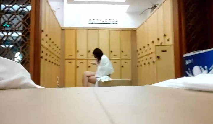 大神雇佣女偷拍客 ️潜入洗浴中心更衣化妆间偷拍浴客vip区更衣3个大奶学妹室
