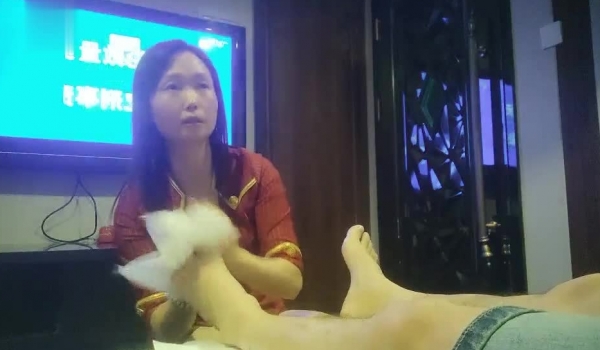 翻车王伟哥又出事了足疗会所撩了个老阿姨回酒店啪啪没想到刚吹硬鸡巴被同行微信告知阿姨你上电视成网红