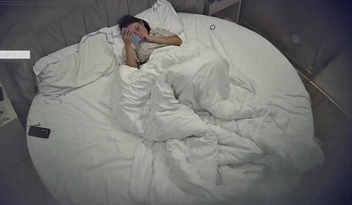 天眼偷拍 小情侣眼镜女真是骚性子啊 两套情趣内衣自动安排上 这女上磨的功夫简直一绝