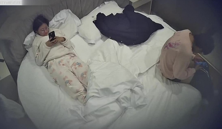 天眼偷拍 小情侣眼镜女真是骚性子啊 两套情趣内衣自动安排上 这女上磨的功夫简直一绝