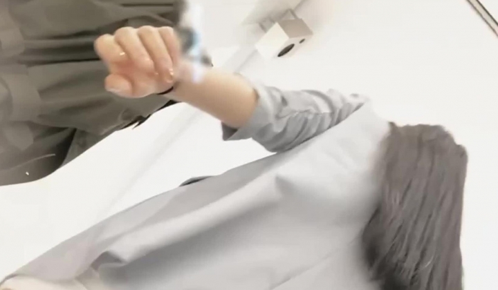 导购一边陪同美女客户选衣服 一边偷拍 没想到美女这么骚 这么短的包臀裙里面竟然没穿内裤 一大撮阴
