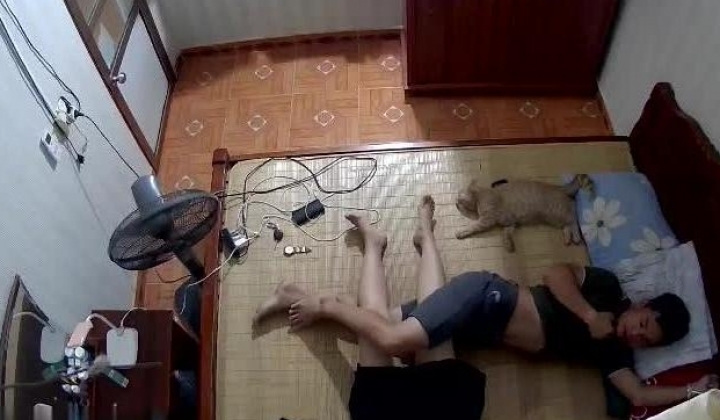 居家摄像头破解 精壮小伙猛操白白嫩嫩的美女老婆 各种姿势连干两炮