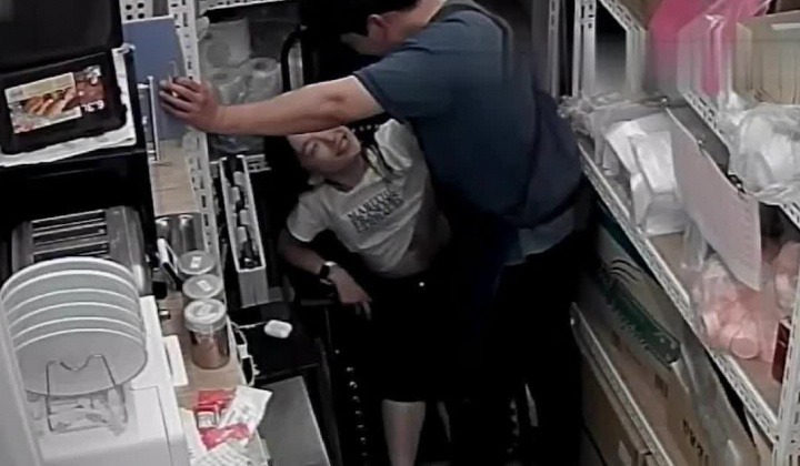 黑客破解某酒吧摄像头偷拍老板和兼职美女员工打佯在前台挑情躲进里面的库房啪啪