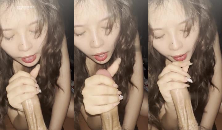 调教别人的女友，反差母狗在线吃鸡，每次射精都是射在她的脸上，一边打电话一边无套插入她+户外车震刺激的不行