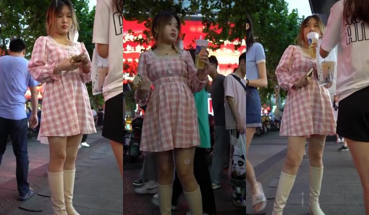 公交车站跟踪抄底连衣裙美女半透内隐约可以看到阴毛挺多的