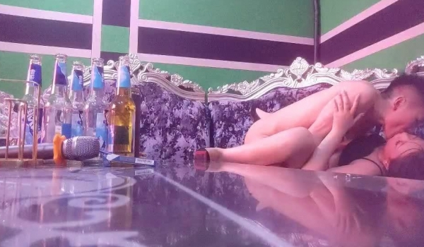 【歌厅探花】，午夜团队重磅回归，商K包间玩小妹，灯红酒绿，舌吻调情沙发啪啪
