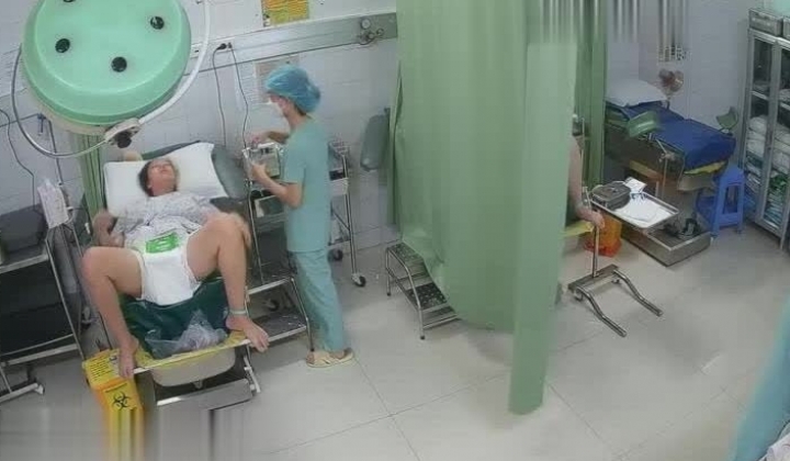 《妇产科监控破解》偷窥几个少妇做人流和生孩子全过程