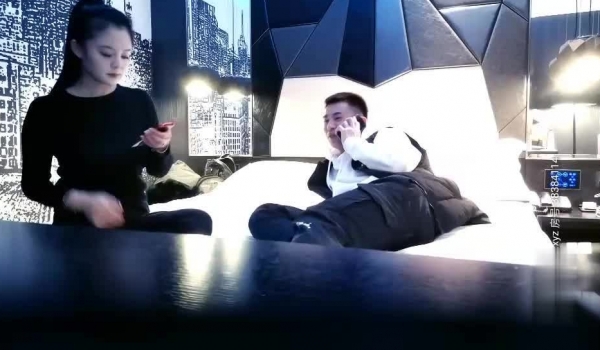 帅小伙约啪夜晚骗老公出来打牌却到酒店偷情的时尚气质美少妇,肤白貌美,胸又大,后插式操的太猛,2个