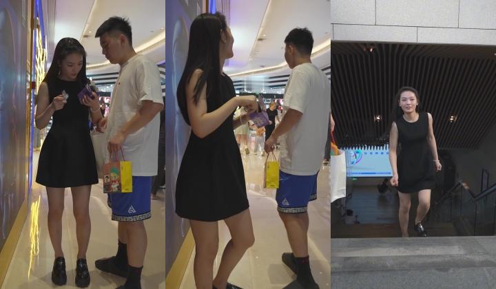 宽松黑裙美女逛街 无痕窄内靠栏杆被前后CD