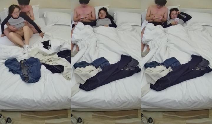 民宿酒店 卷毛小子带小眼镜女友开房 小女友圆圆的脸蛋 一股文静的书香气质 好看得很 好想操她