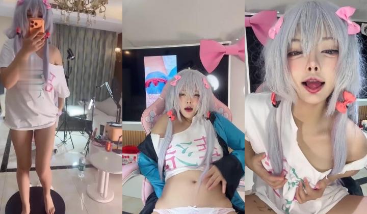美到炸！二次元校花『张婉萌』双洞齐开！爽飞~清纯的女COS其实是个渴望被大鸡巴灌满骚穴的反差婊小