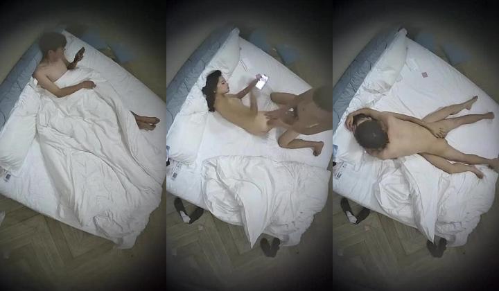 酒店偷拍 年轻情侣开房小哥开干前先给漂亮女友拍个淫照口爆后入不能少