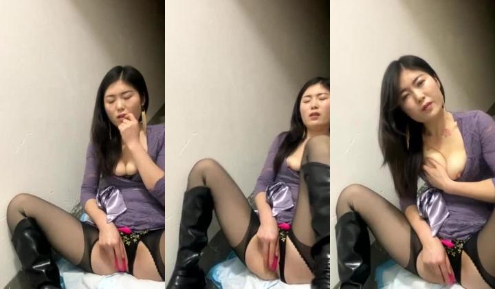 女人味十足，极品白虎熟女【sunny-520】付费，脸穴同框深情投入，楼道自慰喷水
