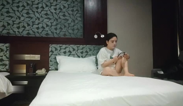 【利哥探花】酒店偷拍上门兼职小少妇，角度最佳，体力强悍，小骚货白嫩肥臀被插视觉效果好冲击力强，总